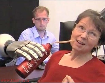 کاترین هاچینسون، فلج قطع نخاعی پس از 15 سال با کمک آرنج-روبات مایعات می نوشد