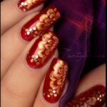 طرح گل طلایی و زمینه قرمز