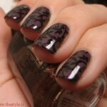 طرح گل مشکی و زمینه قهوه ای