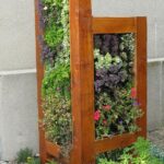 باغچه ایستاده